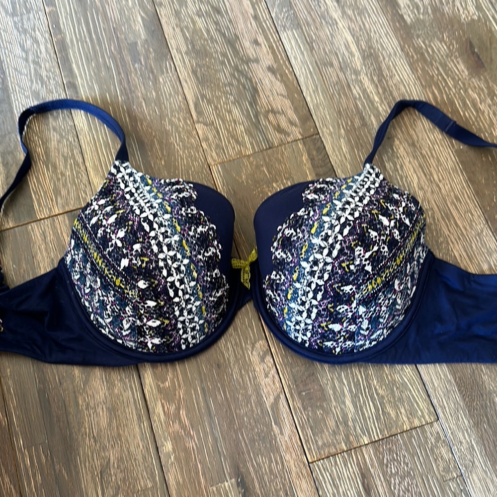 Victoria’s Secret Body by Victoria bra w laced detail